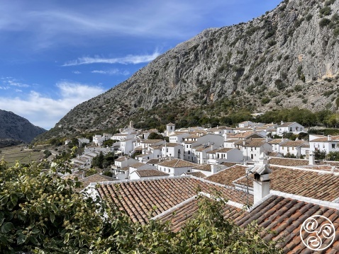 You will find stunning views of Villaluenga del Rosario from the village mirador © Michelle Chaplow