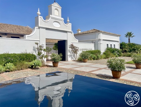  The entrance to the La Reserva Clubhouse © Michelle Chaplow