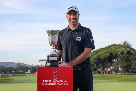 Julien Guerrier with the Estrella Damm N.A. Andalucía Masters trophy © Bosco Martín