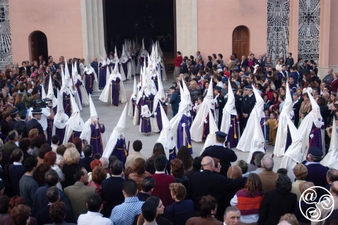 The “Nazarenos” are the members of the “cofradías” who participate in the processions. © Michelle Chaplow