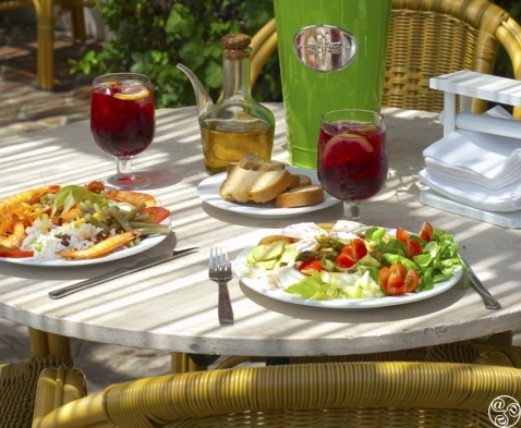 Everything just tastes better on the beach © Michelle Chaplow