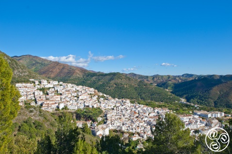 The white village of Ojen © Michelle Chaplow
