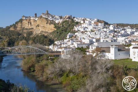 Arcos de la Frontera is one of Andalucia's most dramatically positioned pueblos blancos (white villages) © Michelle Chaplow