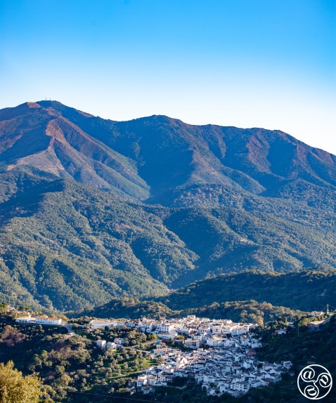 Benarraba, nesteled in the Serrania de Ronda © Michelle Chaplow