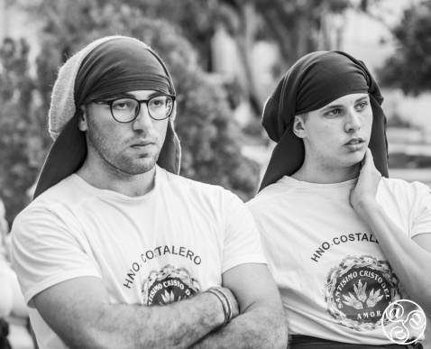 Two costaleros pause in quiet reflection © Michelle Chaplow