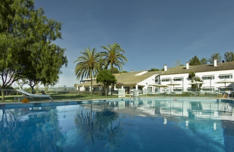 Take a dip in the pool at the Antequera Parador © Paradores
