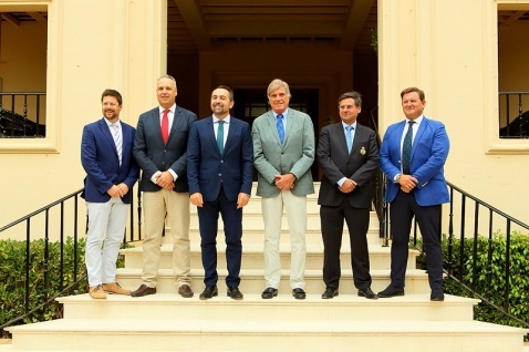Special guests on the steps at Valderrama (From Left to right:Director AVM, Simo