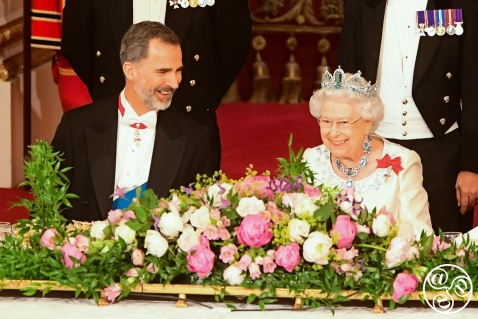 Queen Elizabeth II and King Felipe VI of Spain during the State Banquet at Buckingham Palace, London for the King's State Visit to the UK in 2017. © Alamy