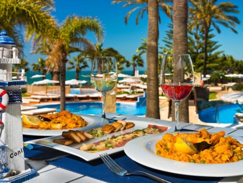Beachside dining © Booking.com / Hotel Fuerte Conil-Costa de la Luz