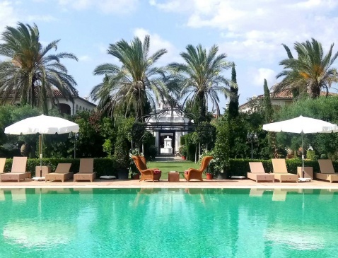 Peace and tranquility by the pool © Booking.com | Hotel Monsaterio de San Martin