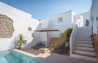 Townhouse with unspoilt views, two pools and a Finnish sauna located around the corner from Ronda's historical old town.     Sleeps 6 people.